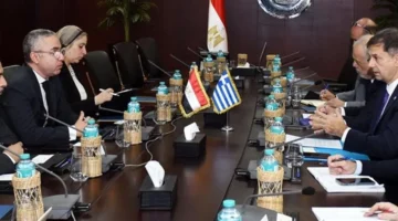 تعزيز التعاون الاقتصادي محور لقاء مساعد وزير الاستثمار مع نائب وزير خارجية اليونان 1